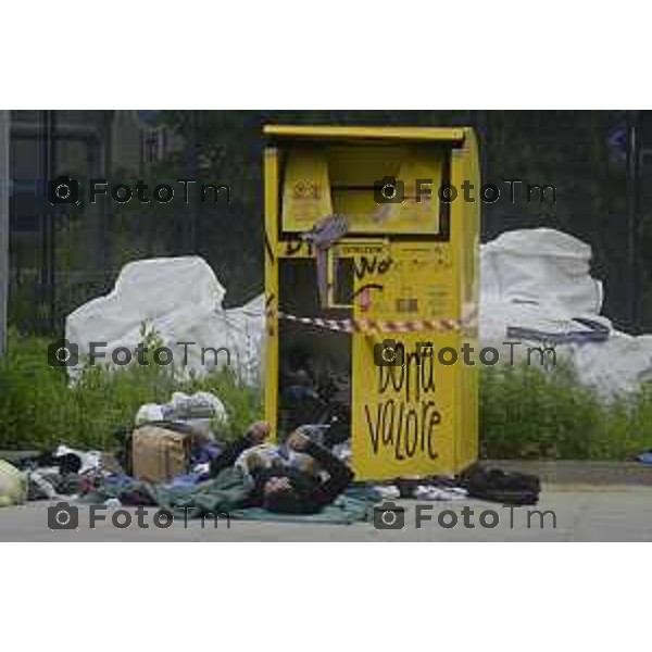 Tiziano Manzoni/LaPresse 6--05- 2024 Bergamo, Italia Cronaca Canonica d\'Adda, muore soffocato nel cassonetto mentre cerca di portare via dei vestiti usati