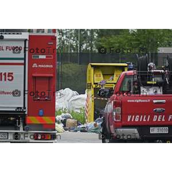 Tiziano Manzoni/LaPresse 6--05- 2024 Bergamo, Italia Cronaca Canonica d\'Adda, muore soffocato nel cassonetto mentre cerca di portare via dei vestiti usati