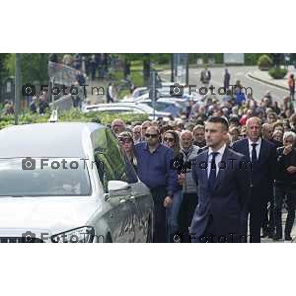 Tiziano Manzoni/LaPresse 11--05- 2024 Bergamo, Italia Cronaca Incontro Bratto (Castione della Presolana). funerale della piccola Giada Paolella