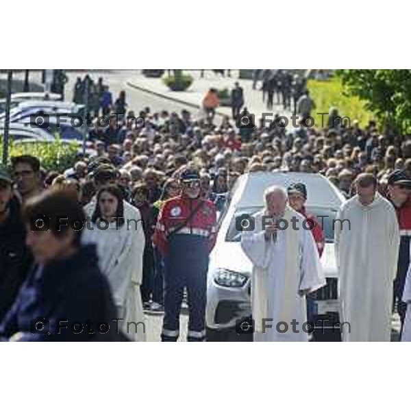 Tiziano Manzoni/LaPresse 11--05- 2024 Bergamo, Italia Cronaca Incontro Bratto (Castione della Presolana). funerale della piccola Giada Paolella