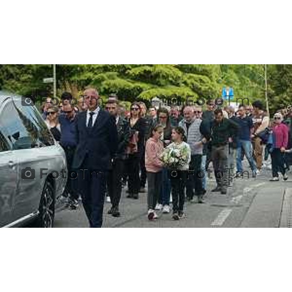 Tiziano Manzoni/LaPresse 11--05- 2024 Bergamo, Italia Cronaca Incontro Bratto (Castione della Presolana). funerale della piccola Giada Paolella