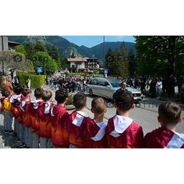 Tiziano Manzoni/LaPresse 11--05- 2024 Bergamo, Italia Cronaca Incontro Bratto (Castione della Presolana). funerale della piccola Giada Paolella