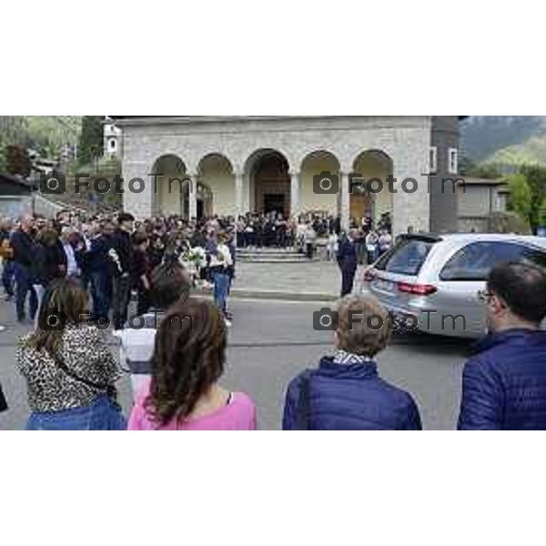 Tiziano Manzoni/LaPresse 11--05- 2024 Bergamo, Italia Cronaca Incontro Bratto (Castione della Presolana). funerale della piccola Giada Paolella