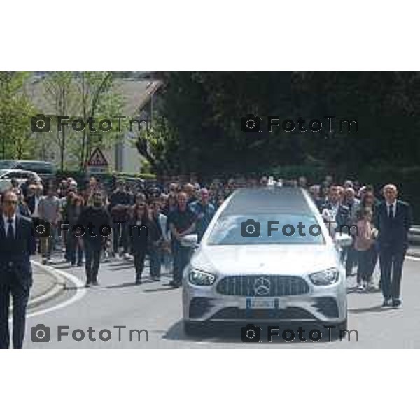 Tiziano Manzoni/LaPresse 11--05- 2024 Bergamo, Italia Cronaca Incontro Bratto (Castione della Presolana). funerale della piccola Giada Paolella