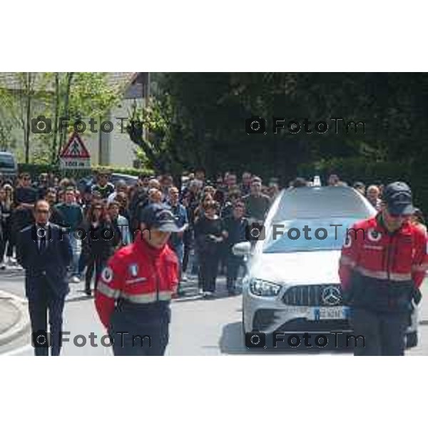 Tiziano Manzoni/LaPresse 11--05- 2024 Bergamo, Italia Cronaca Incontro Bratto (Castione della Presolana). funerale della piccola Giada Paolella