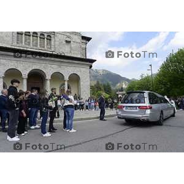 Tiziano Manzoni/LaPresse 11--05- 2024 Bergamo, Italia Cronaca Incontro Bratto (Castione della Presolana). funerale della piccola Giada Paolella