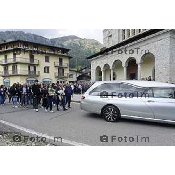 Tiziano Manzoni/LaPresse 11--05- 2024 Bergamo, Italia Cronaca Incontro Bratto (Castione della Presolana). funerale della piccola Giada Paolella