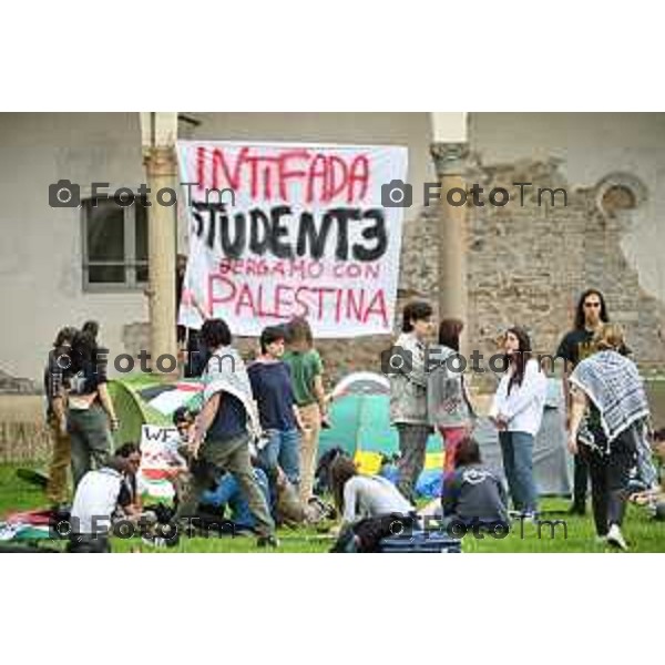 Tiziano Manzoni/LaPresse14--05- 2024 Bergamo, Italia CronacaBergamo Parco Sant Agostino Università di Bg protesta pro palestina