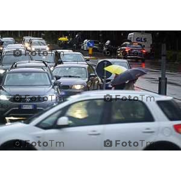 Tiziano Manzoni/LaPresse 15--05- 2024 Bergamo, Italia Cronaca Bergamo traffico per chiusura strade causa Atalanta e schermo in centro e maltempo