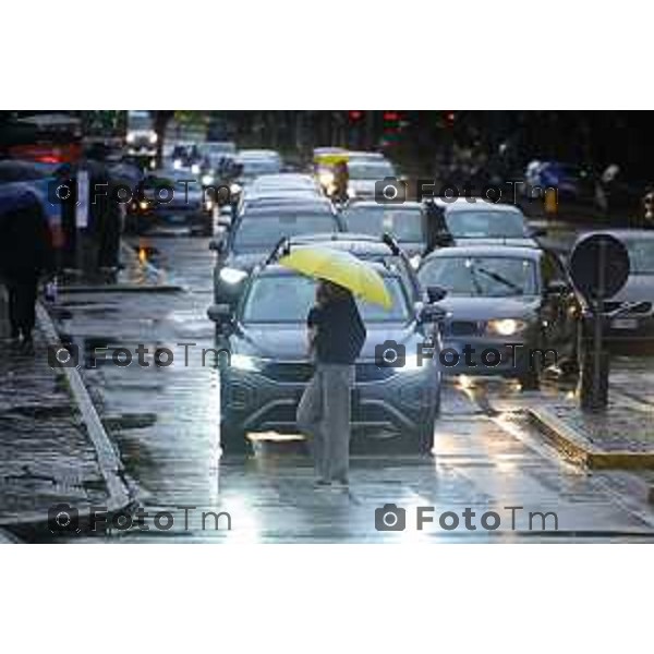 Tiziano Manzoni/LaPresse 15--05- 2024 Bergamo, Italia Cronaca Bergamo traffico per chiusura strade causa Atalanta e schermo in centro e maltempo