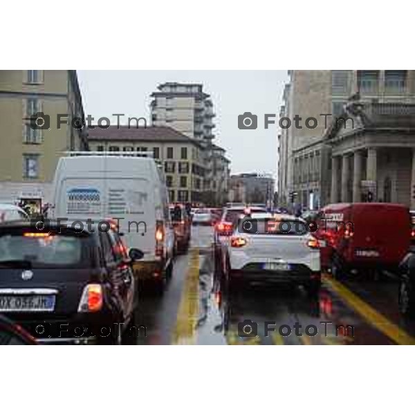 Tiziano Manzoni/LaPresse 15--05- 2024 Bergamo, Italia Cronaca Bergamo traffico per chiusura strade causa Atalanta e schermo in centro e maltempo