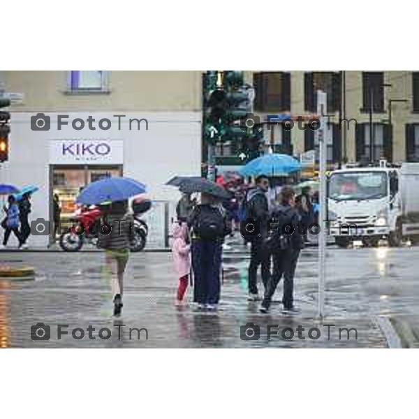 Tiziano Manzoni/LaPresse 15--05- 2024 Bergamo, Italia Cronaca Bergamo traffico per chiusura strade causa Atalanta e schermo in centro e maltempo