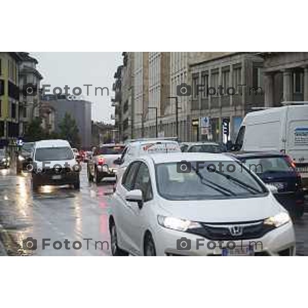 Tiziano Manzoni/LaPresse 15--05- 2024 Bergamo, Italia Cronaca Bergamo traffico per chiusura strade causa Atalanta e schermo in centro e maltempo