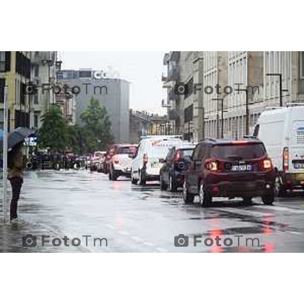 Tiziano Manzoni/LaPresse 15--05- 2024 Bergamo, Italia Cronaca Bergamo traffico per chiusura strade causa Atalanta e schermo in centro e maltempo