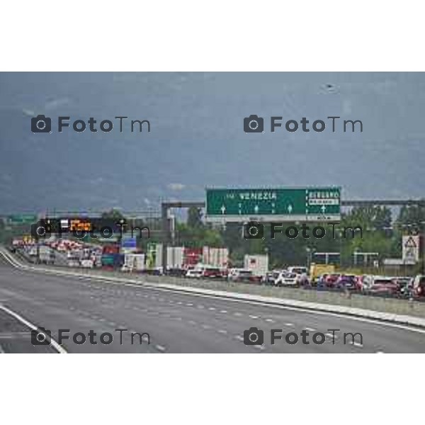 Tiziano Manzoni/LaPresse 15--05- 2024 Bergamo, Italia Cronaca Bergamo traffico per chiusura strade causa Atalanta e schermo in centro e maltempo