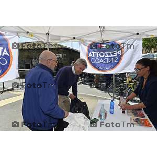 Tiziano Manzoni/LaPresse 18--05- 2024 Bergamo, Italia Cronaca Bergamo Pezzotta Andrea Monterosso mercato gazebo incontro cittadini