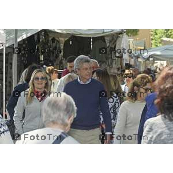 Tiziano Manzoni/LaPresse 18--05- 2024 Bergamo, Italia Cronaca Bergamo Pezzotta Andrea Monterosso mercato gazebo incontro cittadini