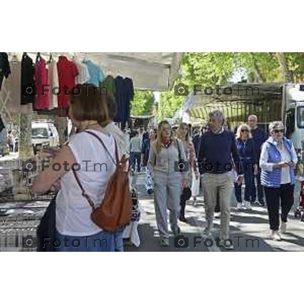 Tiziano Manzoni/LaPresse 18--05- 2024 Bergamo, Italia Cronaca Bergamo Pezzotta Andrea Monterosso mercato gazebo incontro cittadini