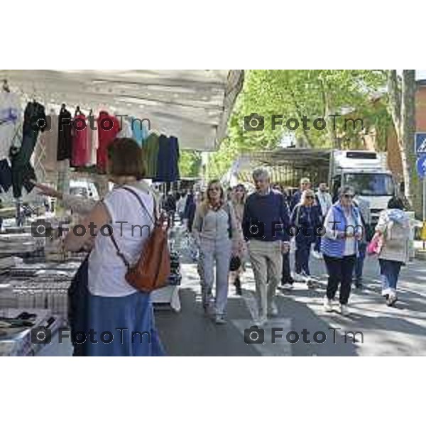 Tiziano Manzoni/LaPresse 18--05- 2024 Bergamo, Italia Cronaca Bergamo Pezzotta Andrea Monterosso mercato gazebo incontro cittadini