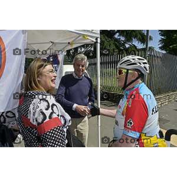 Tiziano Manzoni/LaPresse 18--05- 2024 Bergamo, Italia Cronaca Bergamo Pezzotta Andrea Monterosso mercato gazebo incontro cittadini