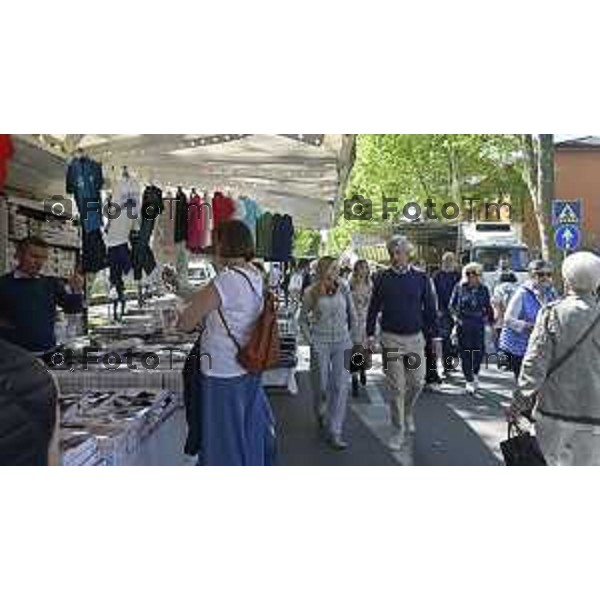 Tiziano Manzoni/LaPresse 18--05- 2024 Bergamo, Italia Cronaca Bergamo Pezzotta Andrea Monterosso mercato gazebo incontro cittadini