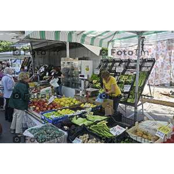 Tiziano Manzoni/LaPresse 18--05- 2024 Bergamo, Italia Cronaca Bergamo Mercato Monterosso quartiere banch pescheria ortofrutta