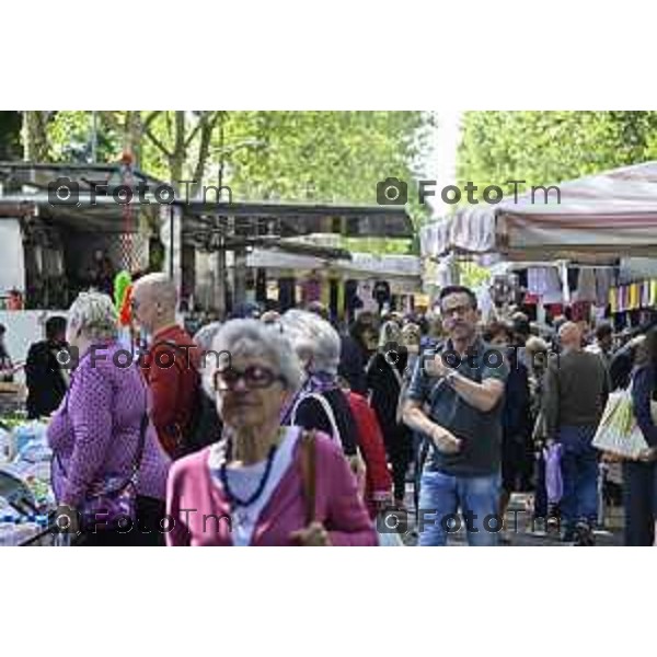 Tiziano Manzoni/LaPresse 18--05- 2024 Bergamo, Italia Cronaca Bergamo Mercato Monterosso quartiere banch pescheria ortofrutta