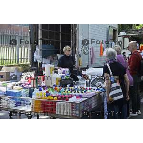 Tiziano Manzoni/LaPresse 18--05- 2024 Bergamo, Italia Cronaca Bergamo Mercato Monterosso quartiere banch pescheria ortofrutta