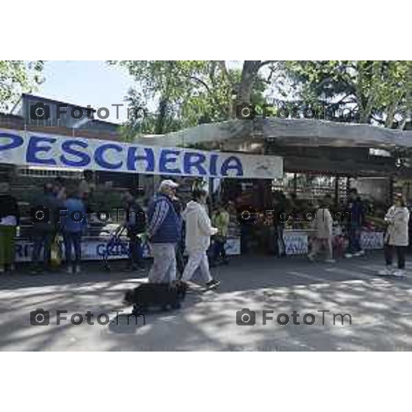 Tiziano Manzoni/LaPresse 18--05- 2024 Bergamo, Italia Cronaca Bergamo Mercato Monterosso quartiere banch pescheria ortofrutta