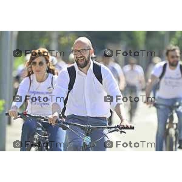 Tiziano Manzoni/LaPresse 18--05- 2024 Bergamo, Italia Cronaca IncontroBergamo Giornata dei Quartieri Elena Carnevali e Giorgio Gori insieme in bicicletta per incontrare cittadini.