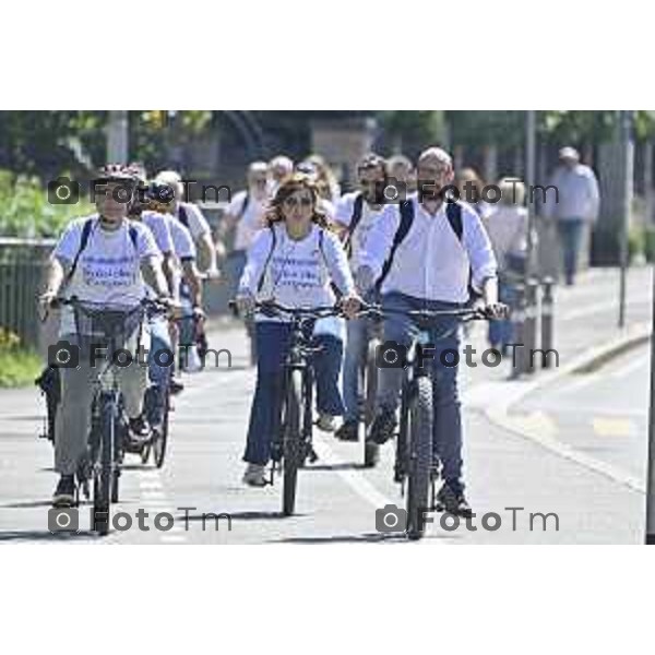 Tiziano Manzoni/LaPresse 18--05- 2024 Bergamo, Italia Cronaca IncontroBergamo Giornata dei Quartieri Elena Carnevali e Giorgio Gori insieme in bicicletta per incontrare cittadini.