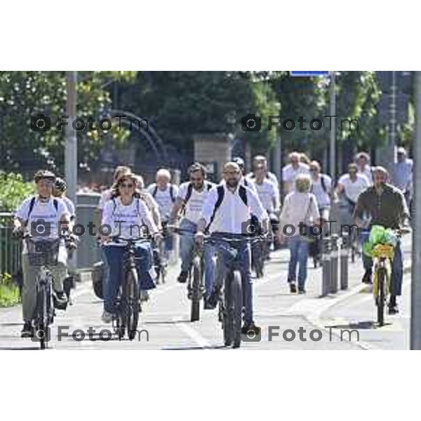 Tiziano Manzoni/LaPresse 18--05- 2024 Bergamo, Italia Cronaca IncontroBergamo Giornata dei Quartieri Elena Carnevali e Giorgio Gori insieme in bicicletta per incontrare cittadini.