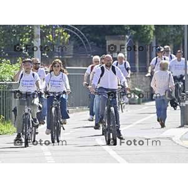 Tiziano Manzoni/LaPresse 18--05- 2024 Bergamo, Italia Cronaca IncontroBergamo Giornata dei Quartieri Elena Carnevali e Giorgio Gori insieme in bicicletta per incontrare cittadini.