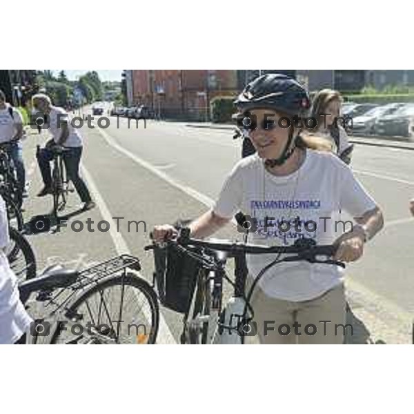 Tiziano Manzoni/LaPresse 18--05- 2024 Bergamo, Italia Cronaca IncontroBergamo Giornata dei Quartieri Elena Carnevali e Giorgio Gori insieme in bicicletta per incontrare cittadini.