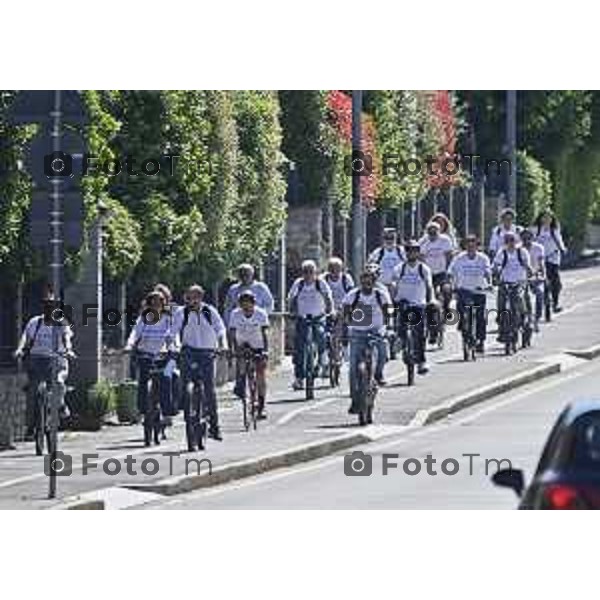 Tiziano Manzoni/LaPresse 18--05- 2024 Bergamo, Italia Cronaca IncontroBergamo Giornata dei Quartieri Elena Carnevali e Giorgio Gori insieme in bicicletta per incontrare cittadini.