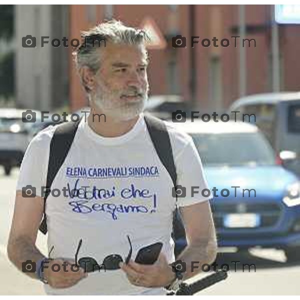 Tiziano Manzoni/LaPresse 18--05- 2024 Bergamo, Italia Cronaca IncontroBergamo Giornata dei Quartieri Elena Carnevali e Giorgio Gori insieme in bicicletta per incontrare cittadini.