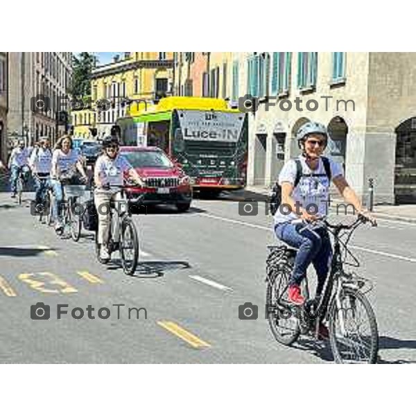 Tiziano Manzoni/LaPresse 18--05- 2024 Bergamo, Italia Cronaca IncontroBergamo Giornata dei Quartieri Elena Carnevali e Giorgio Gori insieme in bicicletta per incontrare cittadini.