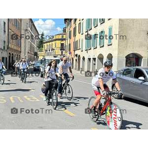 Tiziano Manzoni/LaPresse 18--05- 2024 Bergamo, Italia Cronaca IncontroBergamo Giornata dei Quartieri Elena Carnevali e Giorgio Gori insieme in bicicletta per incontrare cittadini.