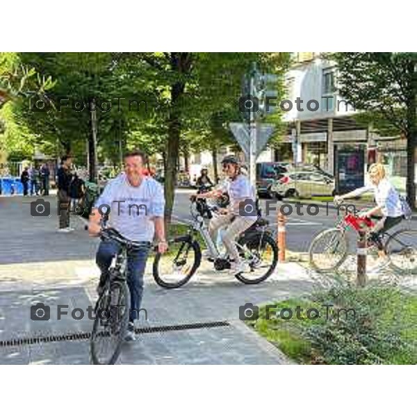 Tiziano Manzoni/LaPresse 18--05- 2024 Bergamo, Italia Cronaca IncontroBergamo Giornata dei Quartieri Elena Carnevali e Giorgio Gori insieme in bicicletta per incontrare cittadini.