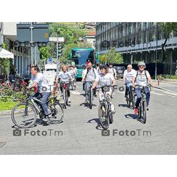 Tiziano Manzoni/LaPresse 18--05- 2024 Bergamo, Italia Cronaca IncontroBergamo Giornata dei Quartieri Elena Carnevali e Giorgio Gori insieme in bicicletta per incontrare cittadini.