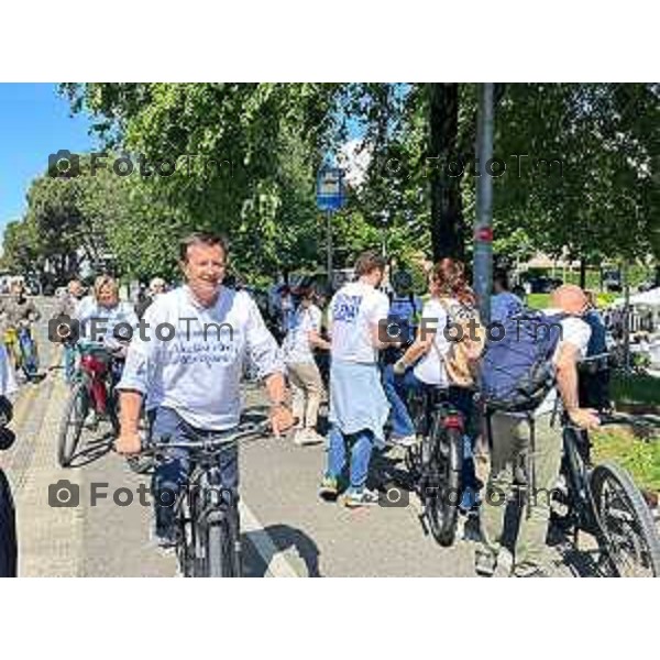 Tiziano Manzoni/LaPresse 18--05- 2024 Bergamo, Italia Cronaca IncontroBergamo Giornata dei Quartieri Elena Carnevali e Giorgio Gori insieme in bicicletta per incontrare cittadini.