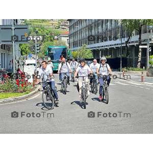 Tiziano Manzoni/LaPresse 18--05- 2024 Bergamo, Italia Cronaca IncontroBergamo Giornata dei Quartieri Elena Carnevali e Giorgio Gori insieme in bicicletta per incontrare cittadini.