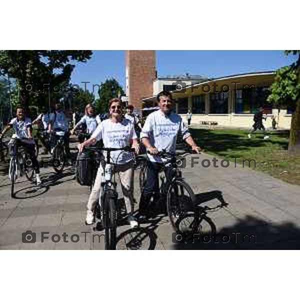 Tiziano Manzoni/LaPresse 18 -05- 2024 Bergamo, Italia Cronaca Bergamo Bergamo Giornata dei Quartieri Elena Carnevali e Giorgio Gori insieme in bicicletta per incontrare cittadini. 2024