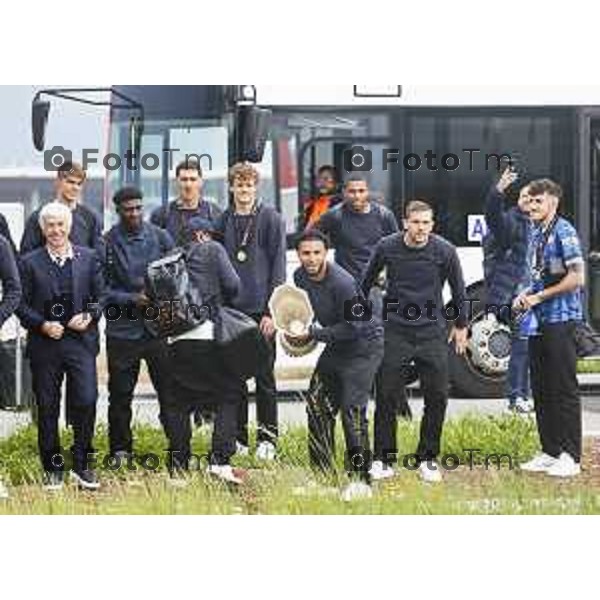 Tiziano Manzoni/LaPresse 23--05- 2024 Bergamo, Italia Cronaca Bergamo La squadra Atalanta arrivo a Bergamo accolta dai tifosi in aeroporto e a Zingonia