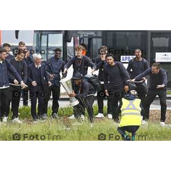 Tiziano Manzoni/LaPresse 23--05- 2024 Bergamo, Italia Cronaca Bergamo La squadra Atalanta arrivo a Bergamo accolta dai tifosi in aeroporto e a Zingonia