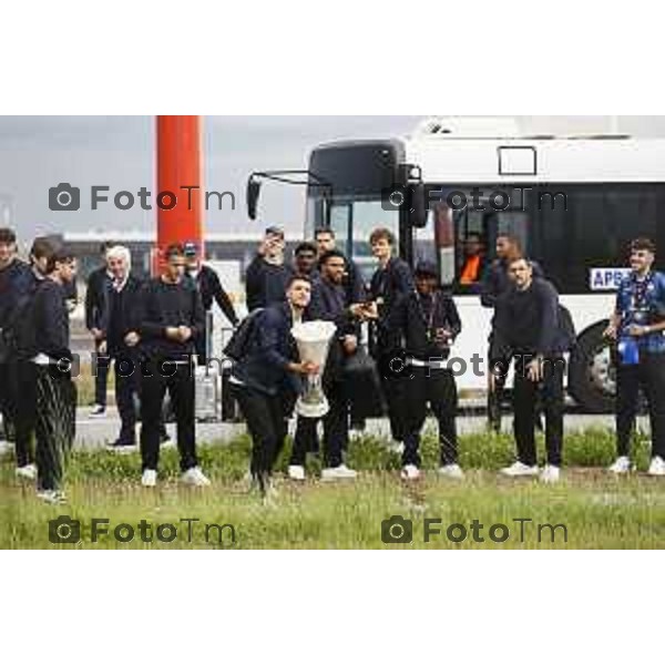 Tiziano Manzoni/LaPresse 23--05- 2024 Bergamo, Italia Cronaca Bergamo La squadra Atalanta arrivo a Bergamo accolta dai tifosi in aeroporto e a Zingonia