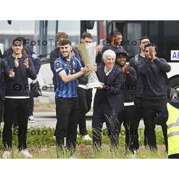 Tiziano Manzoni/LaPresse 23--05- 2024 Bergamo, Italia Cronaca Bergamo La squadra Atalanta arrivo a Bergamo accolta dai tifosi in aeroporto e a Zingonia