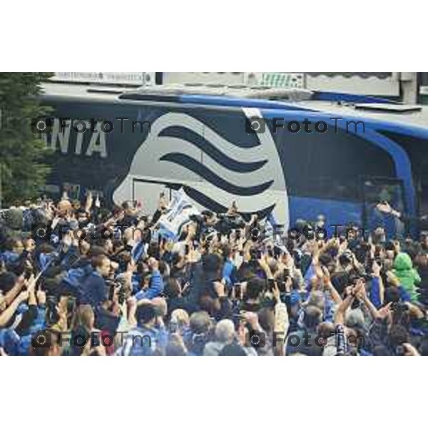 Tiziano Manzoni/LaPresse 23--05- 2024 Bergamo, Italia Cronaca Bergamo La squadra Atalanta arrivo a Bergamo accolta dai tifosi in aeroporto e a Zingonia