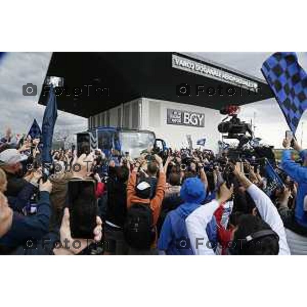 Tiziano Manzoni/LaPresse 23--05- 2024 Bergamo, Italia Cronaca Bergamo La squadra Atalanta arrivo a Bergamo accolta dai tifosi in aeroporto e a Zingonia