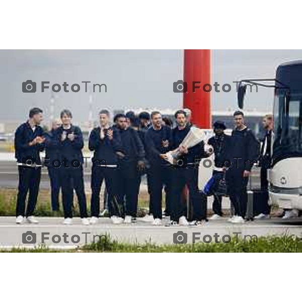 Tiziano Manzoni/LaPresse 23--05- 2024 Bergamo, Italia Cronaca Bergamo La squadra Atalanta arrivo a Bergamo accolta dai tifosi in aeroporto e a Zingonia